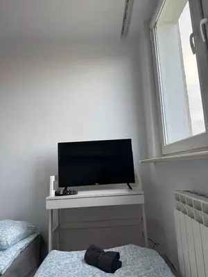 Telewizja i/lub zestaw kina domowego w obiekcie Pokoje Metro Targówek Mieszkaniowy