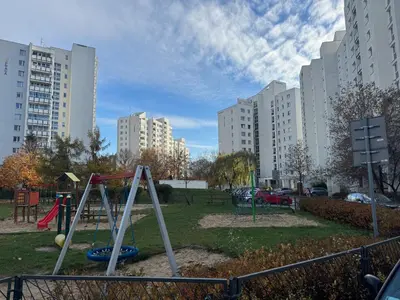 Plac zabaw dla dzieci w obiekcie Pokoje Metro Targówek Mieszkaniowy
