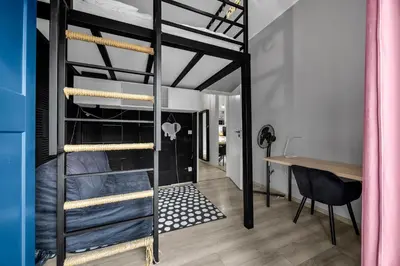 Łóżko lub łóżka w pokoju w obiekcie Wola Industrial Apartment by BookingHost