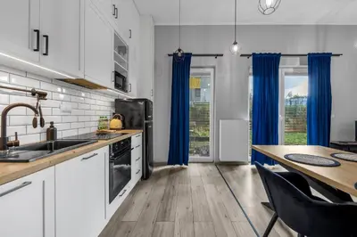 Kuchnia lub aneks kuchenny w obiekcie Wola Industrial Apartment by BookingHost