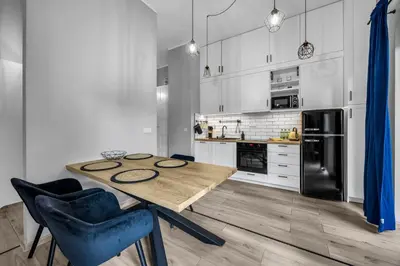 Kuchnia lub aneks kuchenny w obiekcie Wola Industrial Apartment by BookingHost