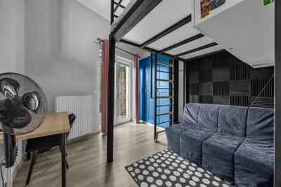 Część wypoczynkowa w obiekcie Wola Industrial Apartment by BookingHost