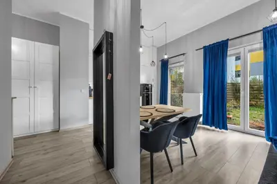 Telewizja i/lub zestaw kina domowego w obiekcie Wola Industrial Apartment by BookingHost