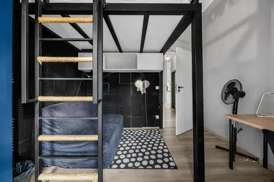 Łóżko lub łóżka w pokoju w obiekcie Wola Industrial Apartment by BookingHost