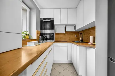 Kuchnia lub aneks kuchenny w obiekcie Modzelewskiego Spacious Apartment by BookingHost