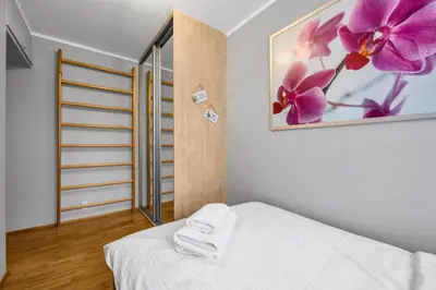 Łóżko lub łóżka w pokoju w obiekcie Modzelewskiego Spacious Apartment by BookingHost