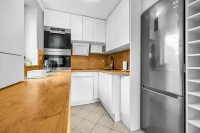Kuchnia lub aneks kuchenny w obiekcie Modzelewskiego Spacious Apartment by BookingHost