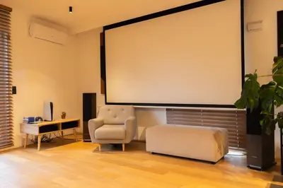 Telewizja i/lub zestaw kina domowego w obiekcie Loft Apartment with a Terrace in the Heart of Saska Kępa