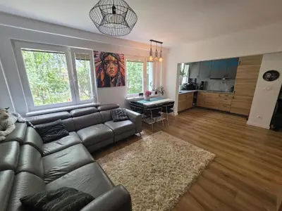 Telewizja i/lub zestaw kina domowego w obiekcie Deluxe Apartment with 2 Bedrooms and fireplace - PERFECT LOCATION - QUIET-NEW