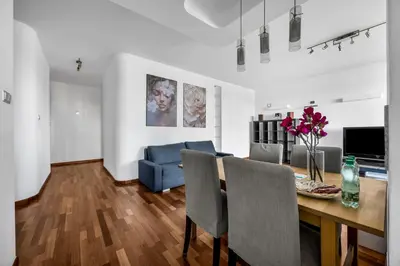 Telewizja i/lub zestaw kina domowego w obiekcie Bukowińska 22A Apartment with Terrace by BookingHost