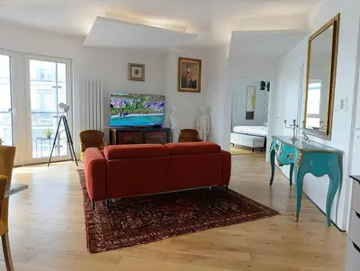 Telewizja i/lub zestaw kina domowego w obiekcie Bliska Wola Towers 2 bedrooms apartment