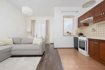Kuchnia lub aneks kuchenny w obiekcie Pool & Cozy Apartment Warszawa Bukowińska by Solarento
