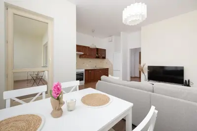 Telewizja i/lub zestaw kina domowego w obiekcie Pool & Cozy Apartment Warszawa Bukowińska by Solarento