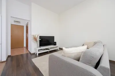 Telewizja i/lub zestaw kina domowego w obiekcie Pool & Cozy Apartment Warszawa Bukowińska by Solarento