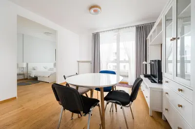 Część wypoczynkowa w obiekcie Kolska Spacious Apartment by BookingHost