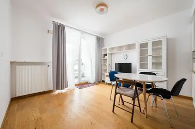 Telewizja i/lub zestaw kina domowego w obiekcie Kolska Spacious Apartment by BookingHost