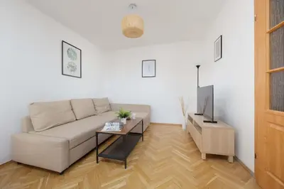 Telewizja i/lub zestaw kina domowego w obiekcie Wola Spacious 3-bedroom Apartment Close to the Metro by Noclegi Renters