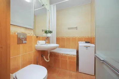 Łazienka w obiekcie Wola Spacious 3-bedroom Apartment Close to the Metro by Noclegi Renters