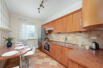 Kuchnia lub aneks kuchenny w obiekcie Family Apartment with Balcony and Remote Work in Warsaw by Noclegi Renters