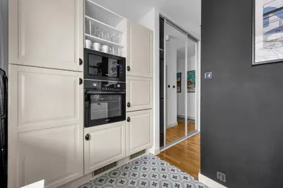 Kuchnia lub aneks kuchenny w obiekcie Bachmacka Modern Chic Apartment by BookingHost