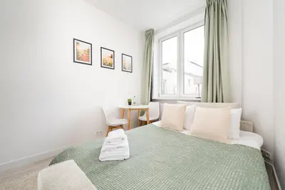 Łóżko lub łóżka w pokoju w obiekcie Tamka Powiśle Green Studio by BookingHost