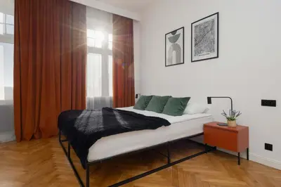 Łóżko lub łóżka w pokoju w obiekcie Spacious and Elegant Apartment in Warsaw with Parking Near PGE by Noclegi Renters