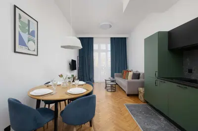 Telewizja i/lub zestaw kina domowego w obiekcie Spacious and Elegant Apartment in Warsaw with Parking Near PGE by Noclegi Renters