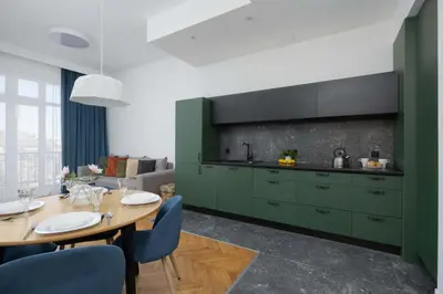 Kuchnia lub aneks kuchenny w obiekcie Spacious and Elegant Apartment in Warsaw with Parking Near PGE by Noclegi Renters