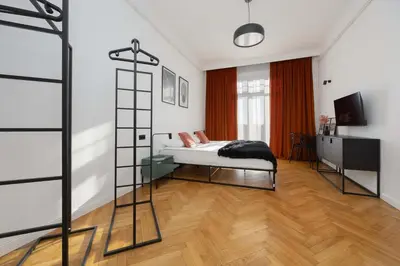 Łóżko lub łóżka w pokoju w obiekcie Spacious and Elegant Apartment in Warsaw with Parking Near PGE by Noclegi Renters