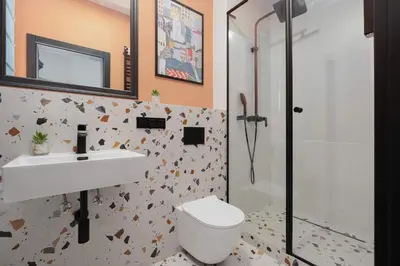 Łazienka w obiekcie Spacious and Elegant Apartment in Warsaw with Parking Near PGE by Noclegi Renters