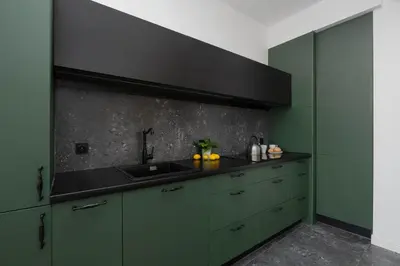 Kuchnia lub aneks kuchenny w obiekcie Spacious and Elegant Apartment in Warsaw with Parking Near PGE by Noclegi Renters