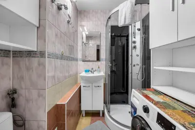 Kuchnia lub aneks kuchenny w obiekcie Bielany Standard Apartment by BookingHost