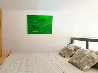 Łóżko lub łóżka w pokoju w obiekcie Comfy Stay Bracka Studio