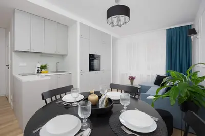 Kuchnia lub aneks kuchenny w obiekcie Ochota Bright Studio for 4 Close to Och Teatr by Noclegi Renters