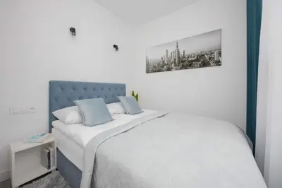 Łóżko lub łóżka w pokoju w obiekcie Ochota Bright Studio for 4 Close to Och Teatr by Noclegi Renters
