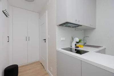 Kuchnia lub aneks kuchenny w obiekcie Ochota Bright Studio for 4 Close to Och Teatr by Noclegi Renters