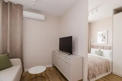 Telewizja i/lub zestaw kina domowego w obiekcie Komfortowy Apartament NEXT Ursus - Parking - Szybkie Wi-Fi