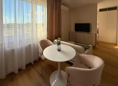 Telewizja i/lub zestaw kina domowego w obiekcie Komfortowy Apartament NEXT Ursus - Parking - Szybkie Wi-Fi