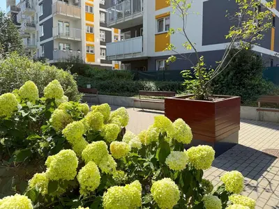 Ogród w obiekcie Komfortowy Apartament NEXT Ursus - Parking - Szybkie Wi-Fi