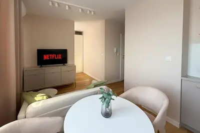 Telewizja i/lub zestaw kina domowego w obiekcie Komfortowy Apartament NEXT Ursus - Parking - Szybkie Wi-Fi
