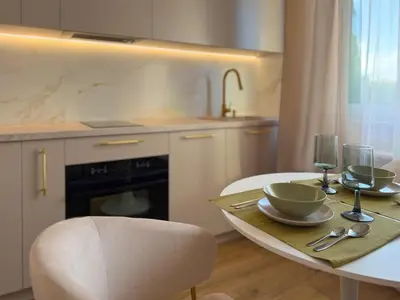 Kuchnia lub aneks kuchenny w obiekcie Komfortowy Apartament NEXT Ursus - Parking - Szybkie Wi-Fi