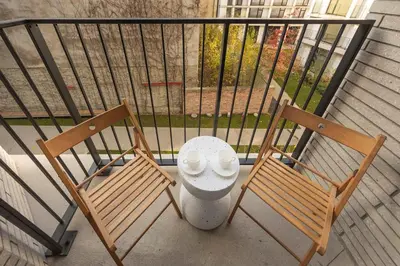 Balkon lub taras w obiekcie Stylish Apartment in Browary Warszawskie with Air Conditioning & Parking by Noclegi Renters