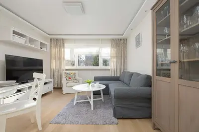 Telewizja i/lub zestaw kina domowego w obiekcie Cozy and Family Apartment close to the Metro in Warsaw by Noclegi Renters