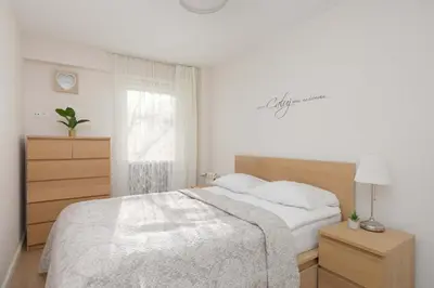 Łóżko lub łóżka w pokoju w obiekcie Cozy and Family Apartment close to the Metro in Warsaw by Noclegi Renters