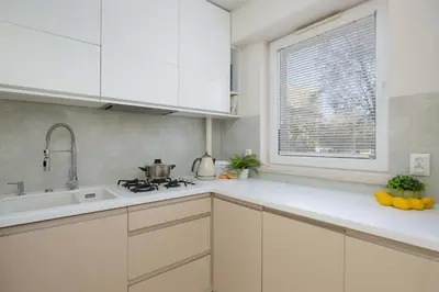 Kuchnia lub aneks kuchenny w obiekcie Cozy and Family Apartment close to the Metro in Warsaw by Noclegi Renters