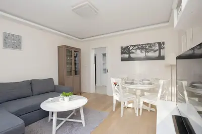 Kuchnia lub aneks kuchenny w obiekcie Cozy and Family Apartment close to the Metro in Warsaw by Noclegi Renters