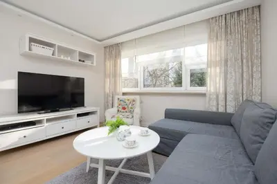 Telewizja i/lub zestaw kina domowego w obiekcie Cozy and Family Apartment close to the Metro in Warsaw by Noclegi Renters