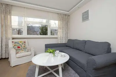 Część wypoczynkowa w obiekcie Cozy and Family Apartment close to the Metro in Warsaw by Noclegi Renters