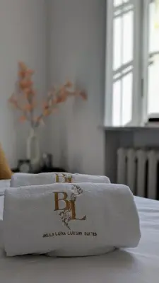 Łóżko lub łóżka w pokoju w obiekcie Bella Luna Luxury Suites - Chic Old Town Warsaw Apartment