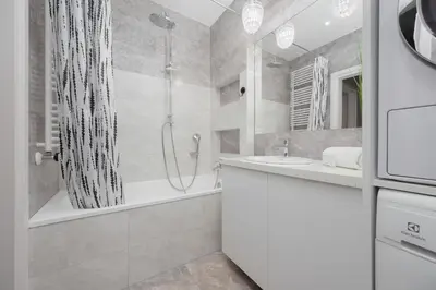 Łazienka w obiekcie Cozy Apartment for 8 People with Air Conditioning and 2 Parking Spaces by Noclegi Renters